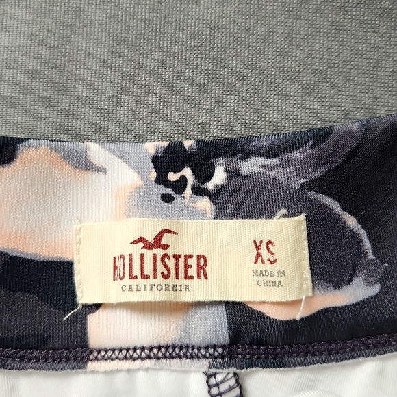 Hollister - Skater Skirt- Black Foral- Size XS - Picture 4 of 4